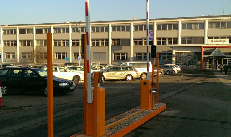The completion of the entry to the company premises with a number plate recognition system - Magna exteriors